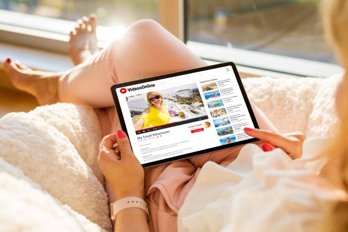 Una mujer viendo youtube en una tablet