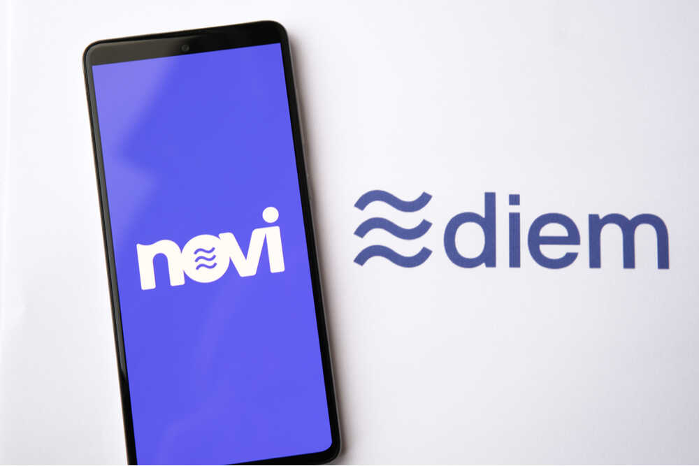 Logos de Novi, billetera digital de criptodivisas de Facebook sobreimpresa en pantalla de móvil y Diem, criptomoneda de Facebook sobre fondo blanco