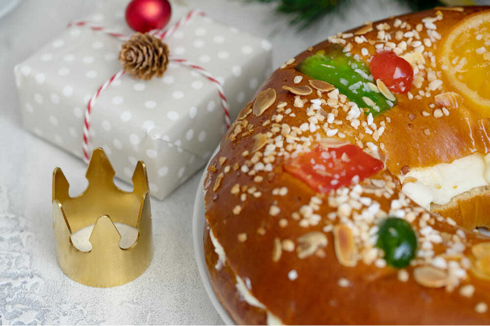 Roscón de Reyes junto a regalo y corona mini