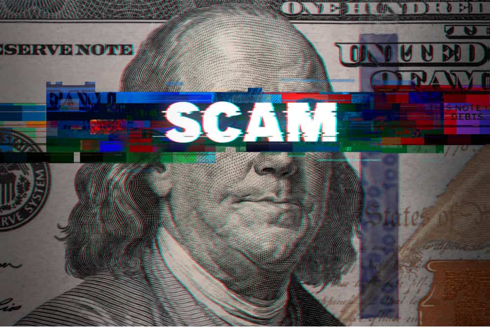 Billete de dollar con la palabra "scam" o estafa, superpuesta
