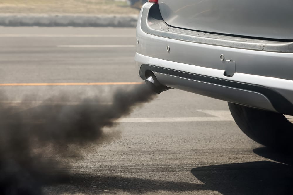coche-contaminando-gas