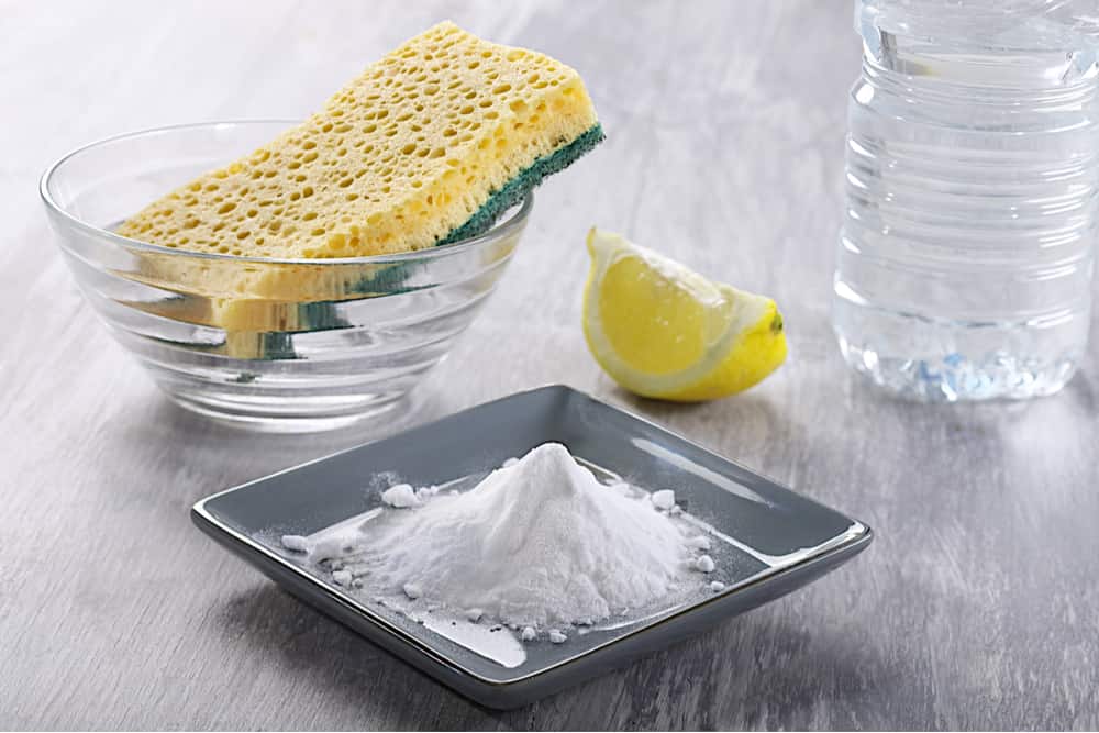 Estropajo, agua, limón y bicarbonato: productos naturales de limpieza