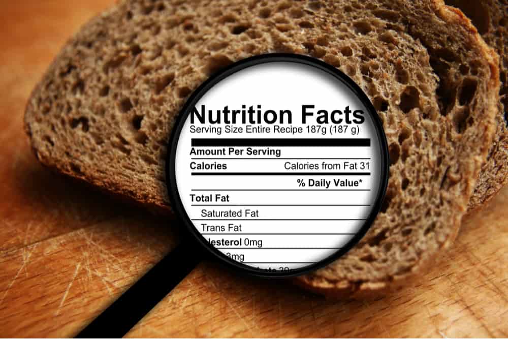 Información nutricional contenida en una barra de pan metafóricamente a través de una lupa
