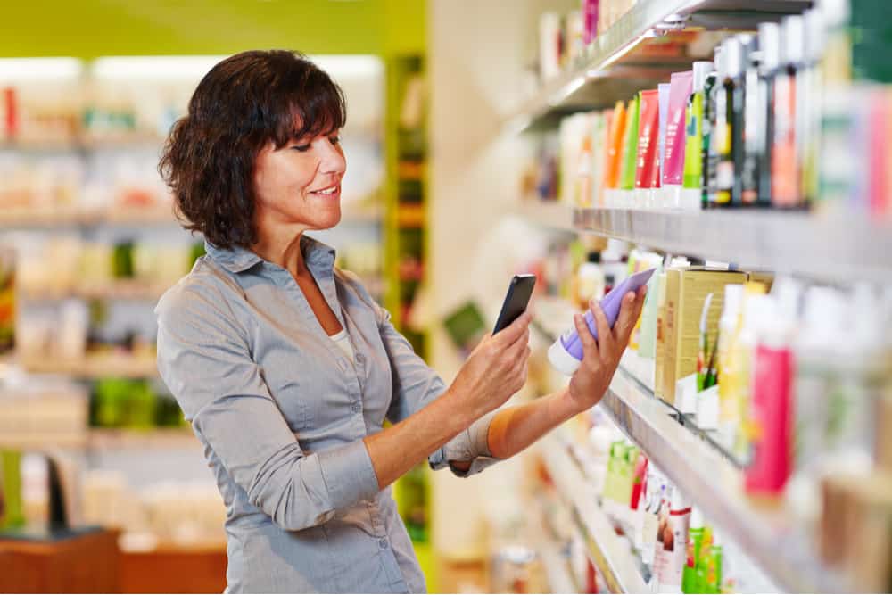 Mujer escaneando el código de barras de un producto en un supermercado