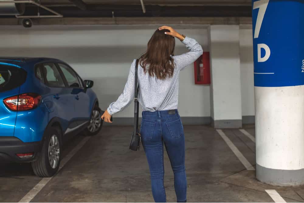 Chica perdida en parking subterráneo no encuentra su coche