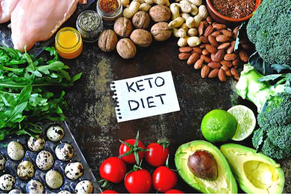 Algunos de los alimentos permitidos en la dieta keto esparcidos en una mesa de forma ordenada