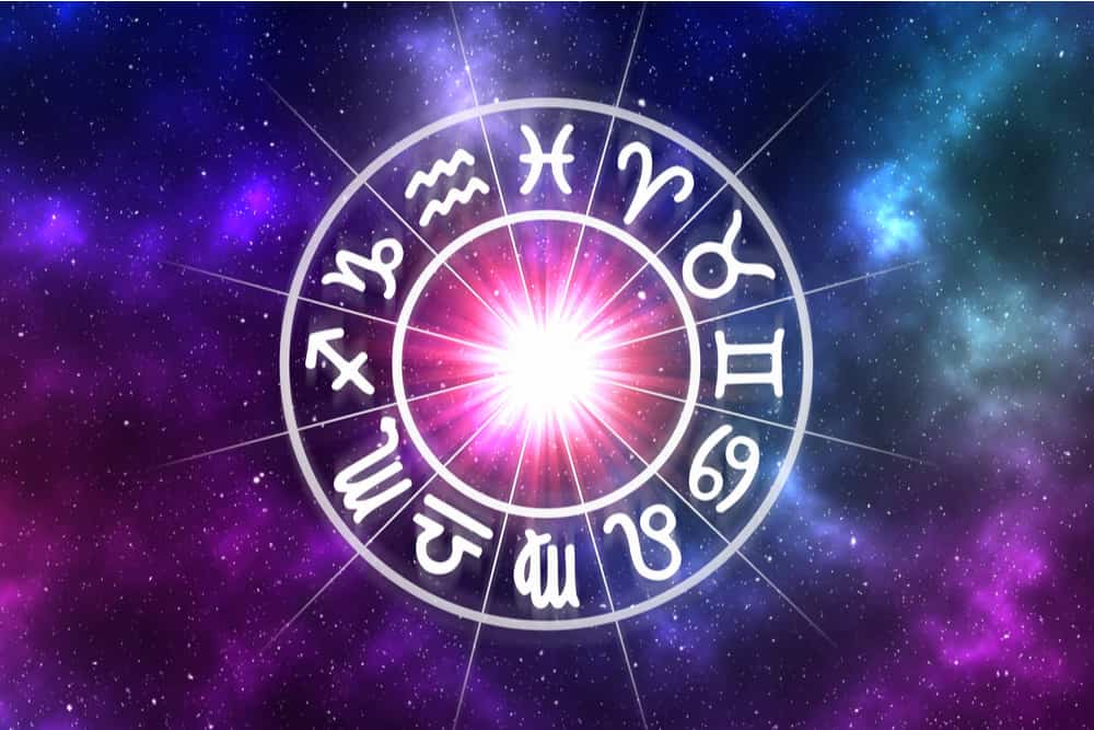 Signos del zodiaco en círculo sobre constelación multicolor
