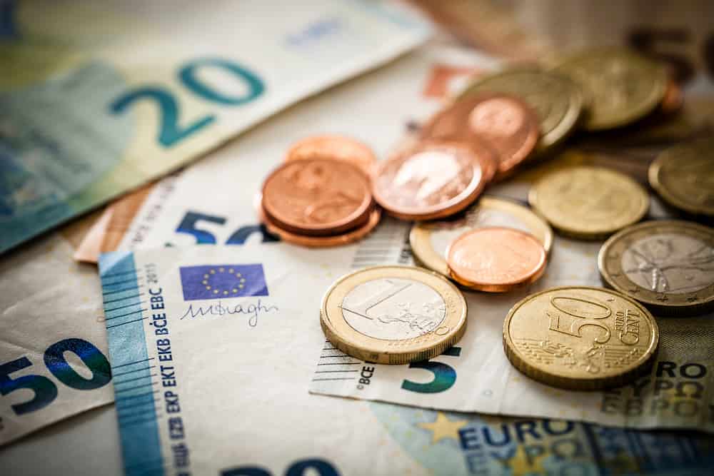 Montón de billetes y monedas de euro